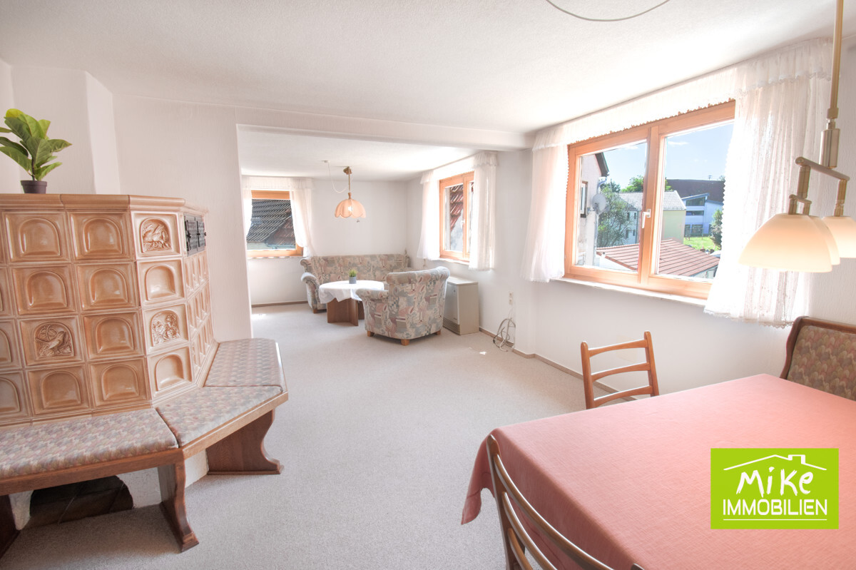 Offener Wohn-/ Essbereich mit Kachelofen