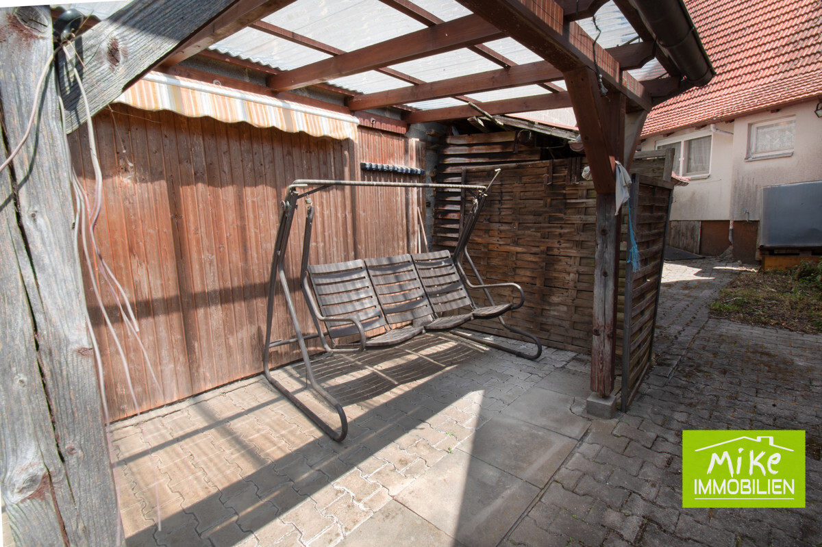 Überdachter Sitzplatz im Garten