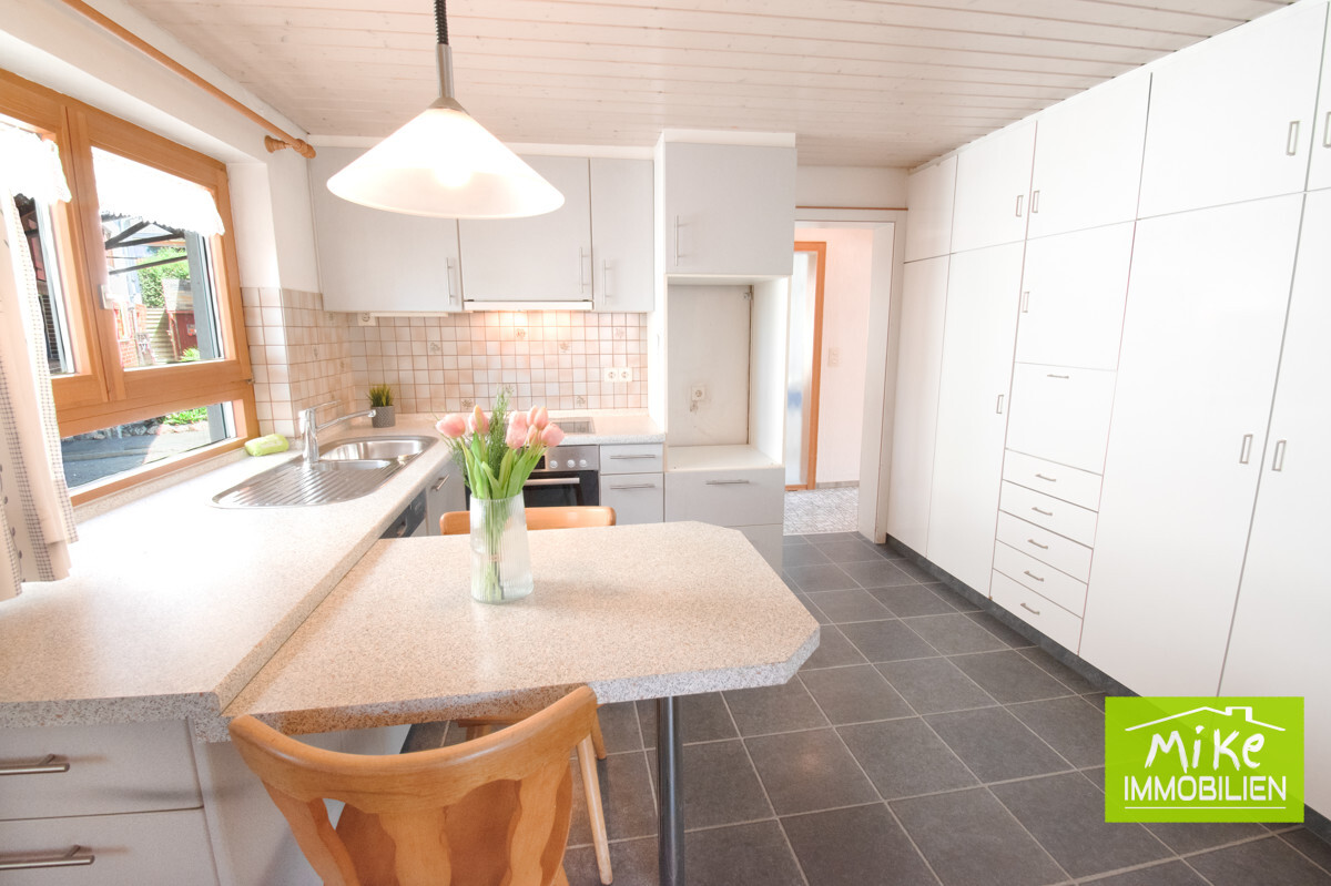 Küche mit Einbauschrank