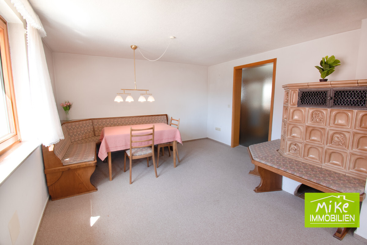 Essbereich mit Kachelofen