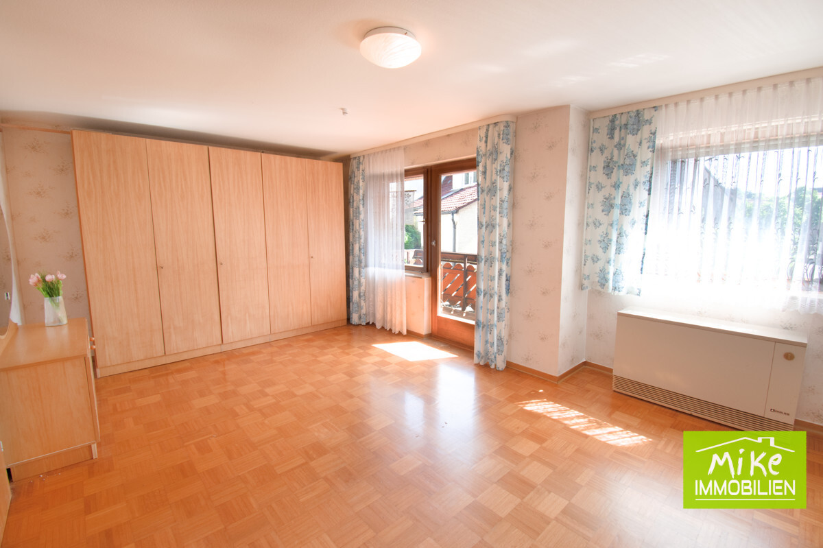 großes Schlafzimmer mit Balkon