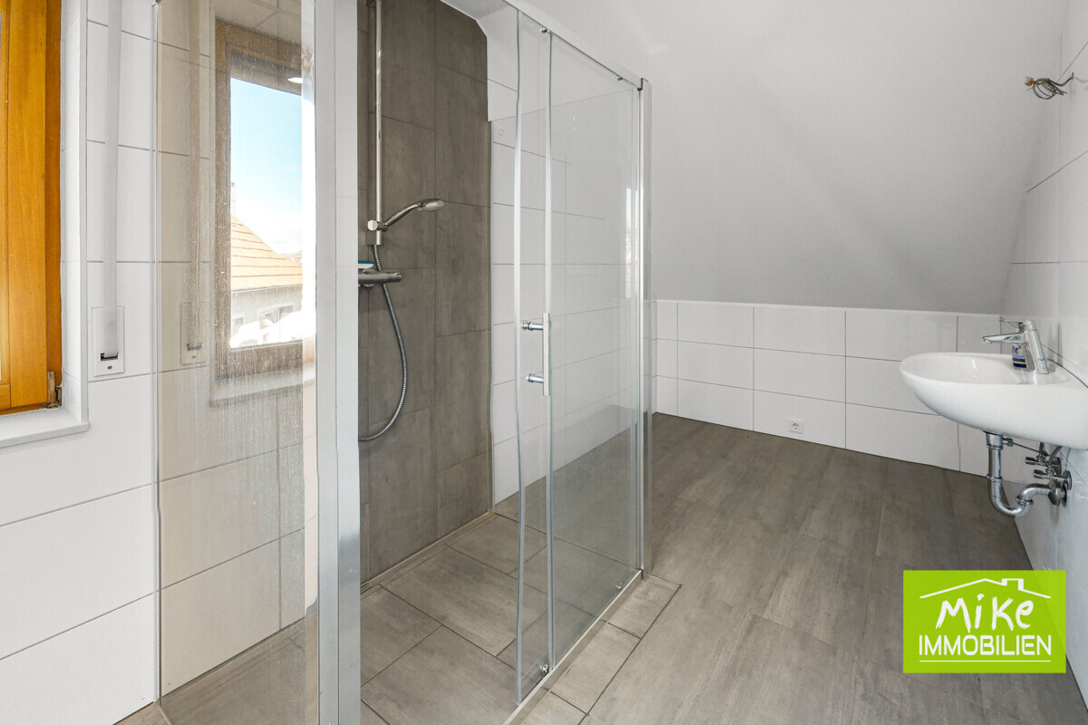 Badezimmer mit bodentiefer Dusche