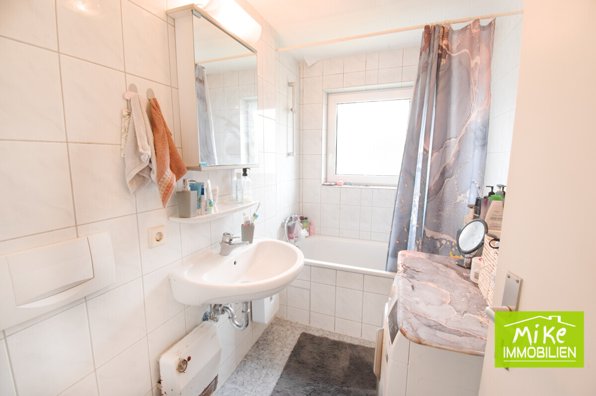 Badezimmer mit Badewanne und Toilette