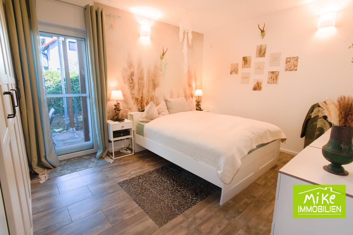 Schlafzimmer mit Terrassenzugang im EG