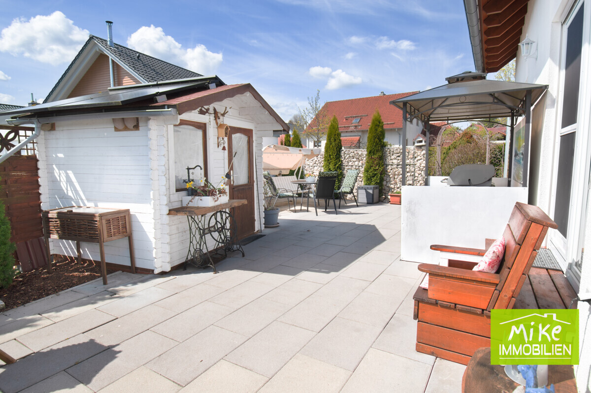Große Süd-Terrasse mit Gartenhäuschen und Balkonkrafterk