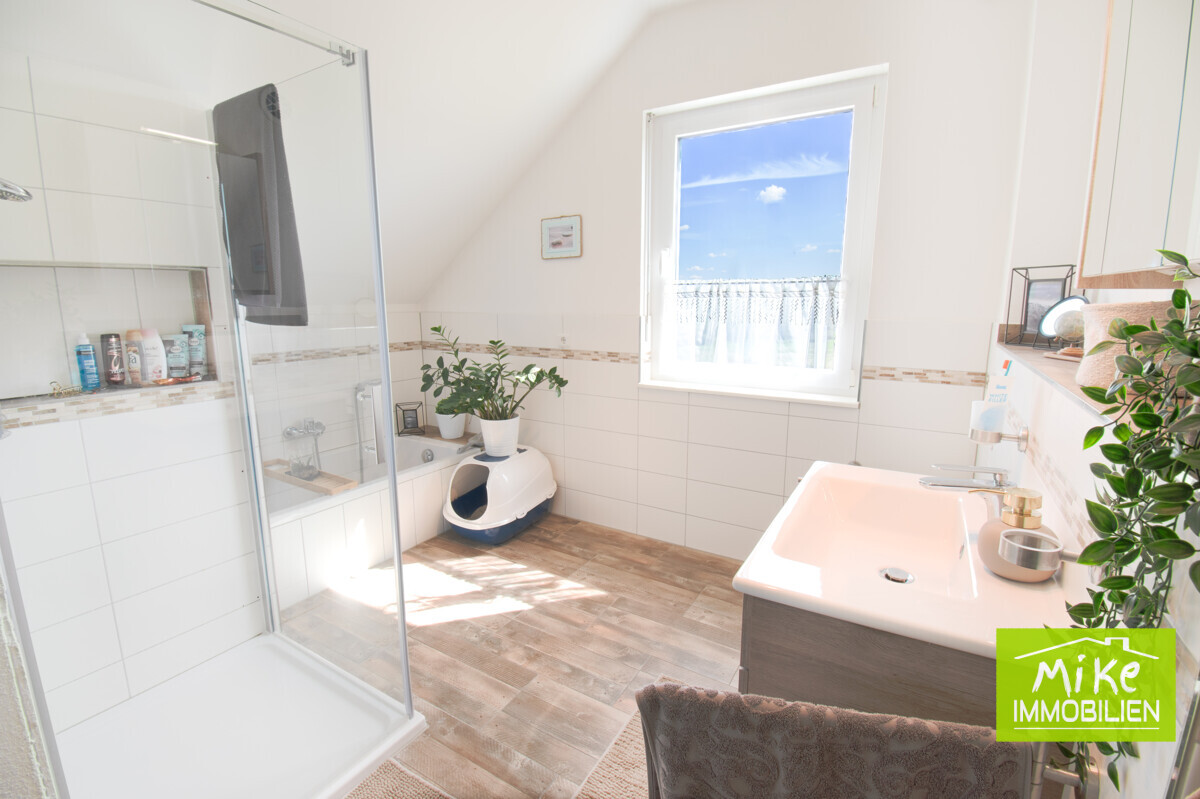 Tageslichtbad im DG mit Badewanne und bodentiefer Dusche