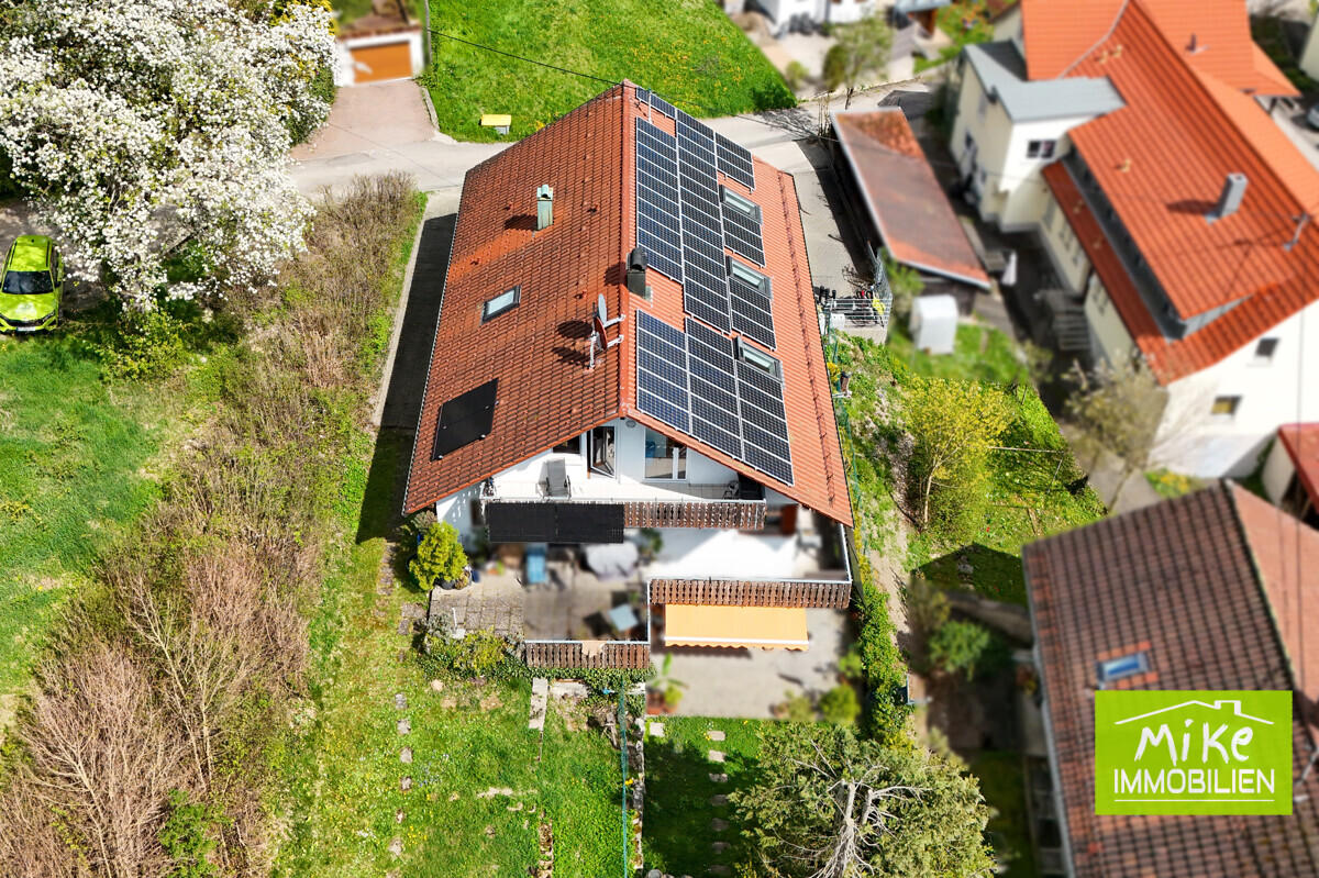 Ansicht Ost - Balkon und PV-Anlage