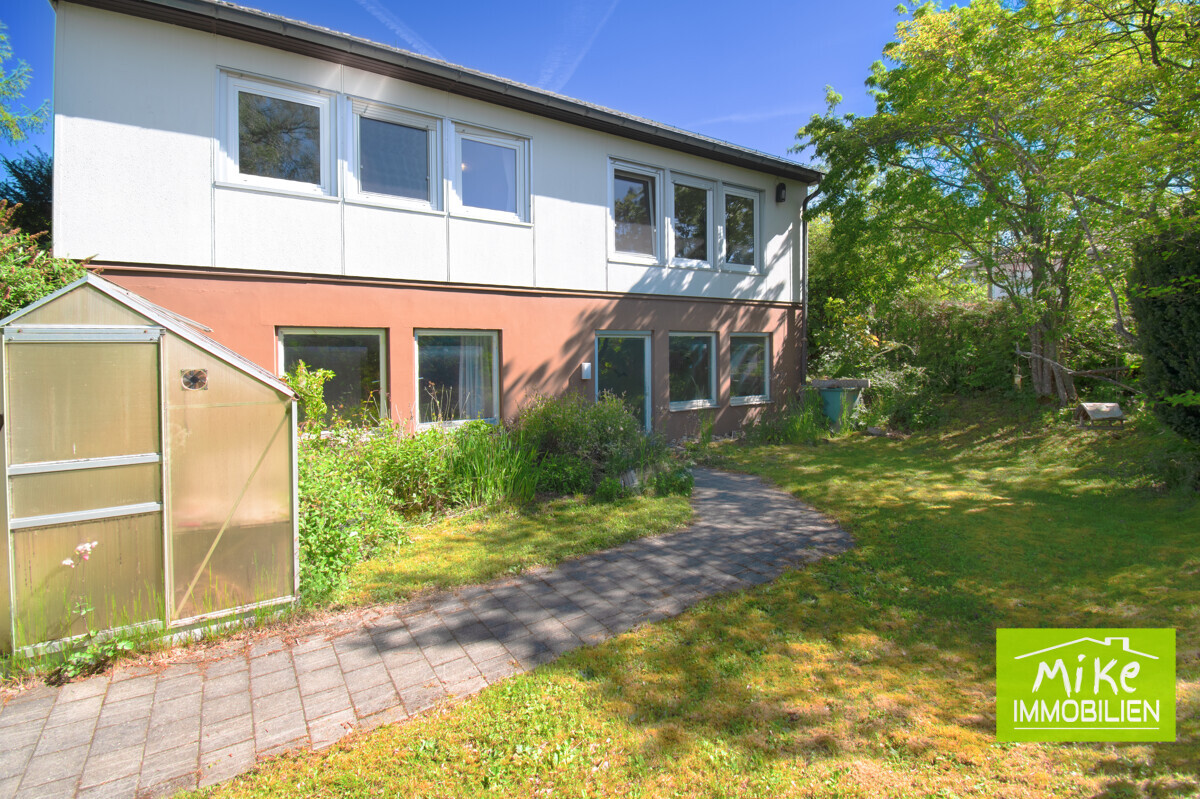 Rückwärtige Hausansicht mit Gewächshaus