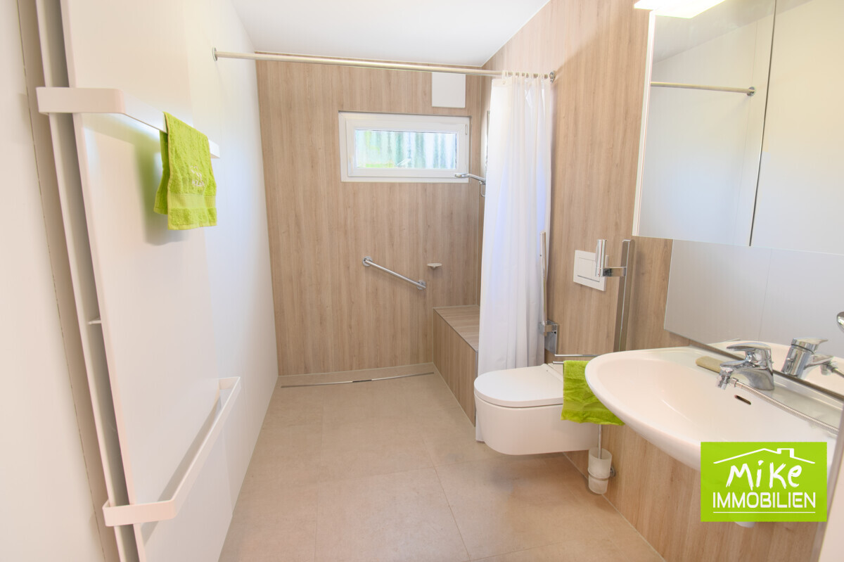 Barrierefreies Badezimmer mit begehbarer Dusche und Dusch-WC