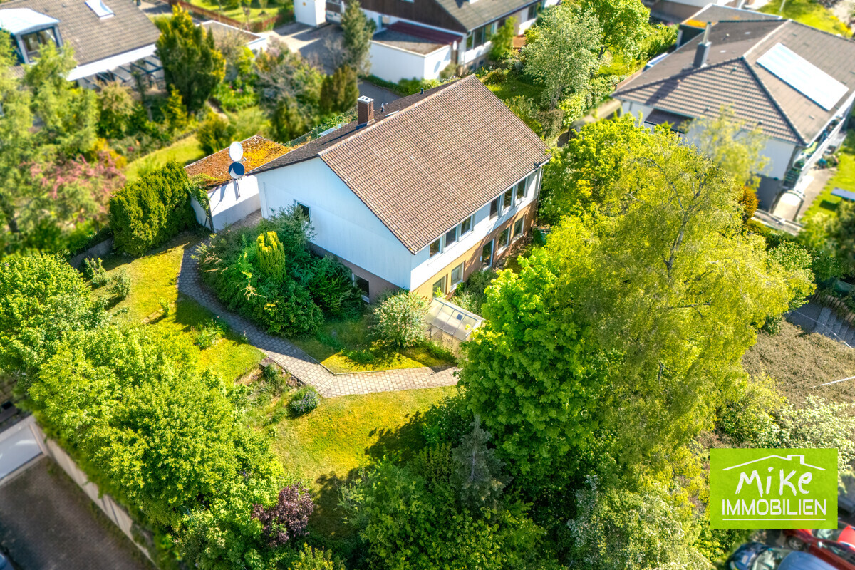 Freistehendes Haus auf großem, eingewachsenem Grundstück.