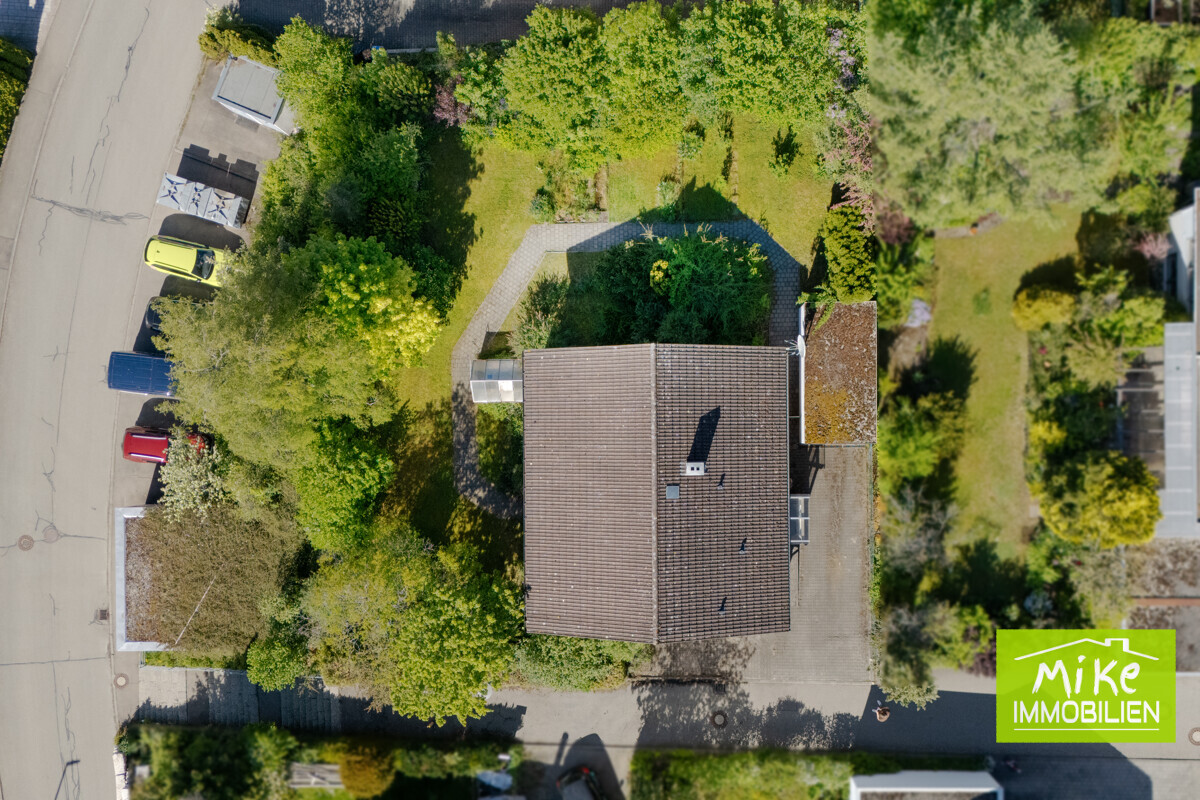 Draufsicht auf Grundstück, Haus, Garage