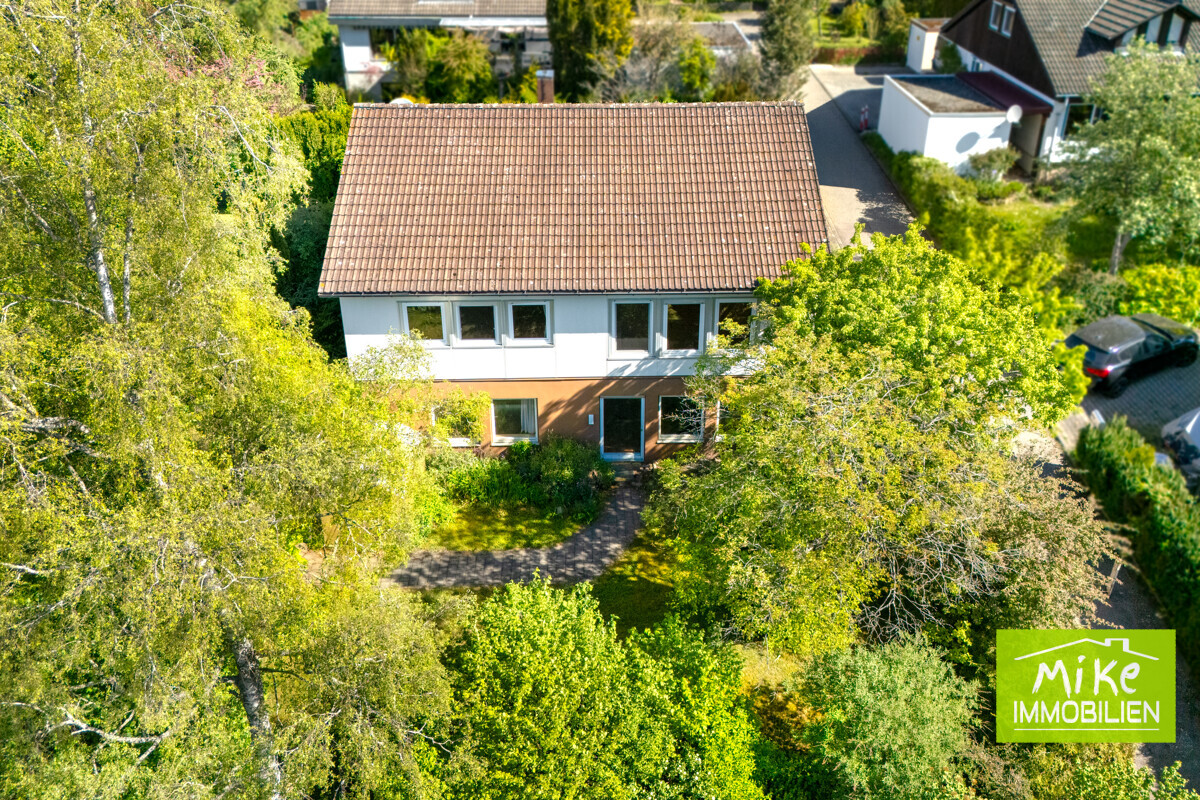 Haus eingebettet in viel Grün