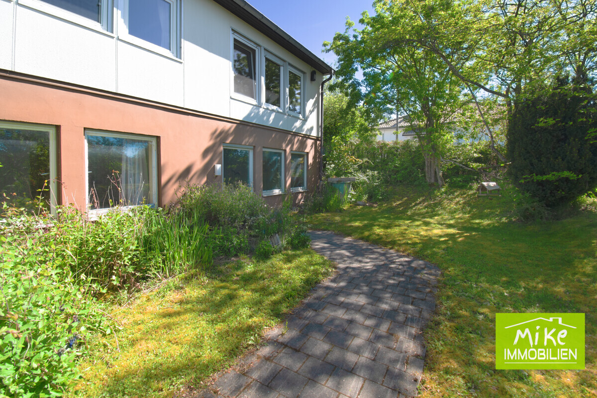 Gartenweg mit geschütztem Außenbereich
