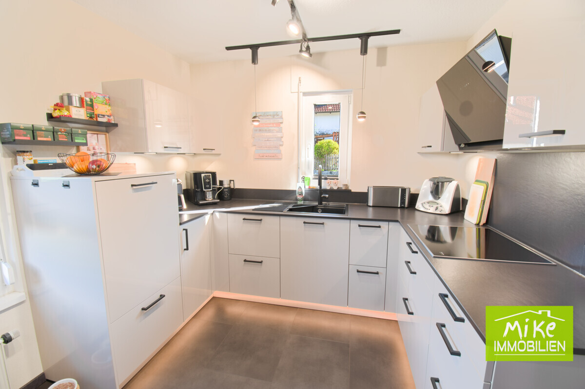 Designküche mit Ambiente-Beleuchtung