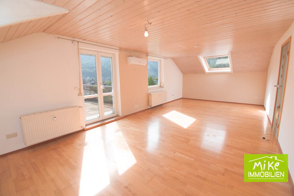 Wohn-/ Esszimmer mit Terrassenzugang und Klimaanlage