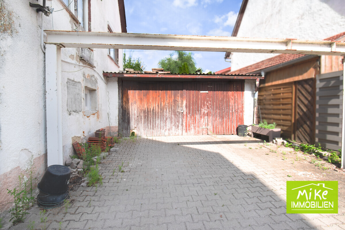 Garage mit Stellplätzen