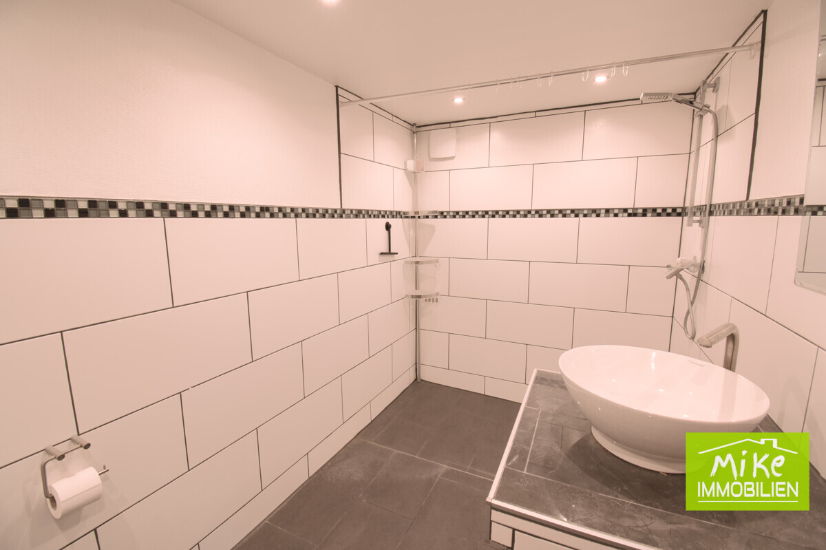 EG - Bad mit bodentiefer Dusche