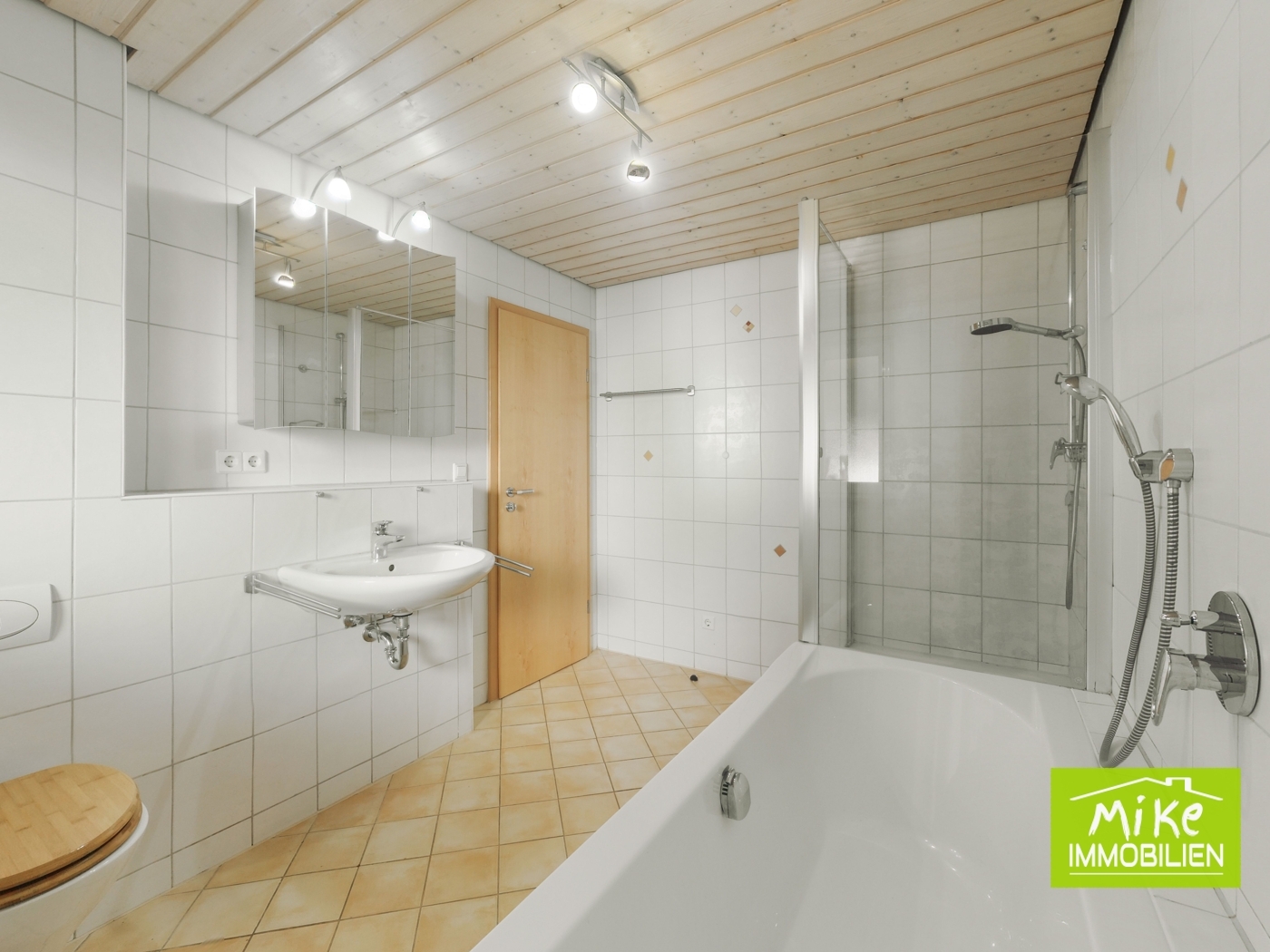 Tageslichtbad mit Wanne, Dusche und WC