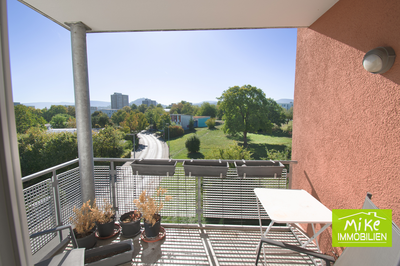 Balkon mit Blick zur Hochschule