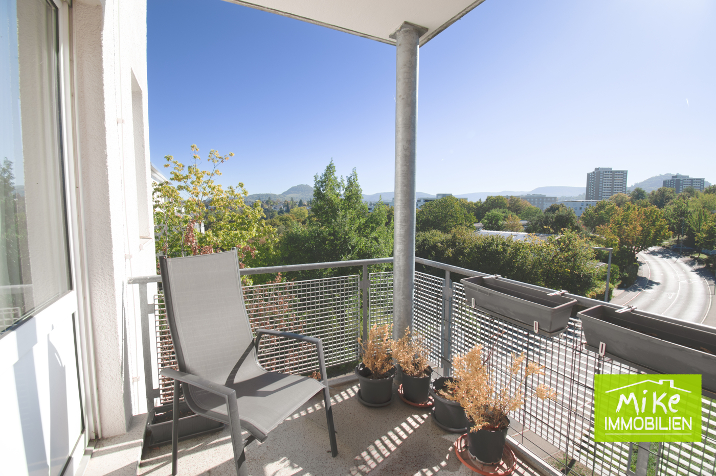 Überdachter Balkon mit Achalmblick