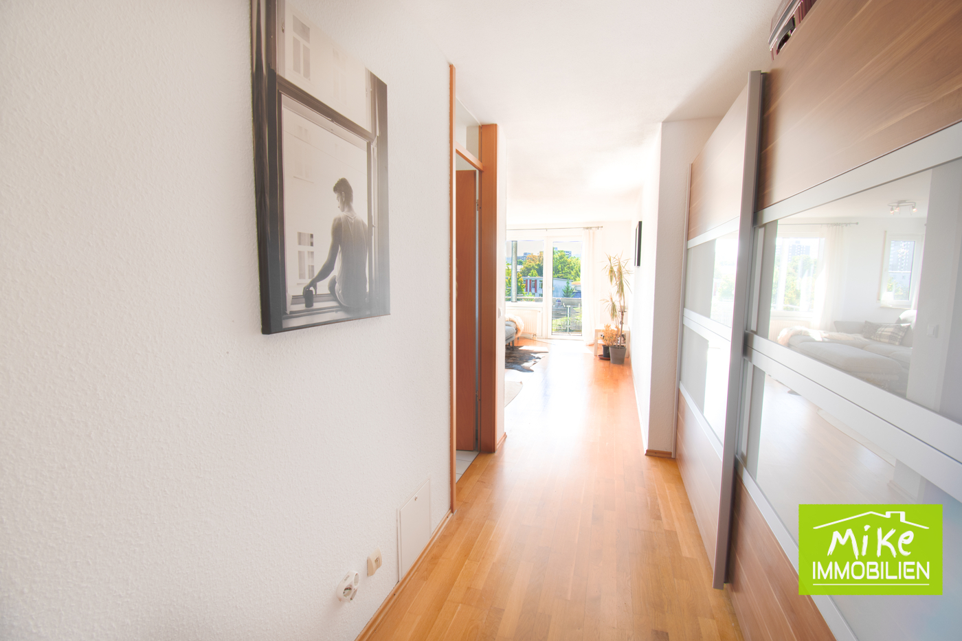 Flur mit Blick zum Balkon