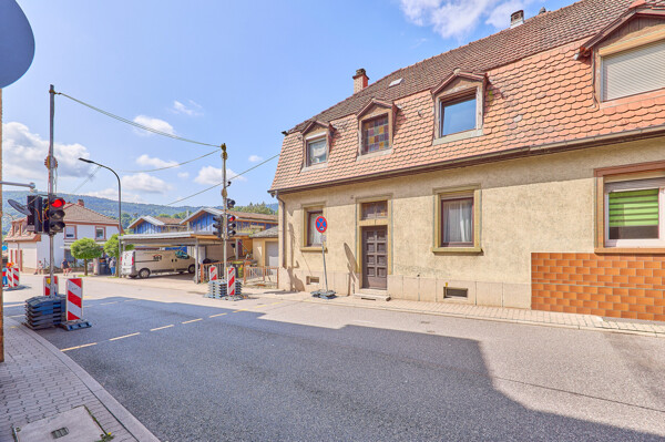 Sanierungsbedürftige Doppelhaushälfte mit Einliegerwohnung