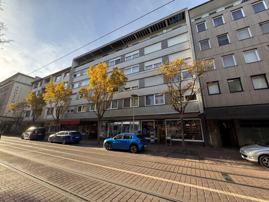 Langfristig vermietete Gewerbeeinheit mit 3 Stellplätzen in Innenstadtlage