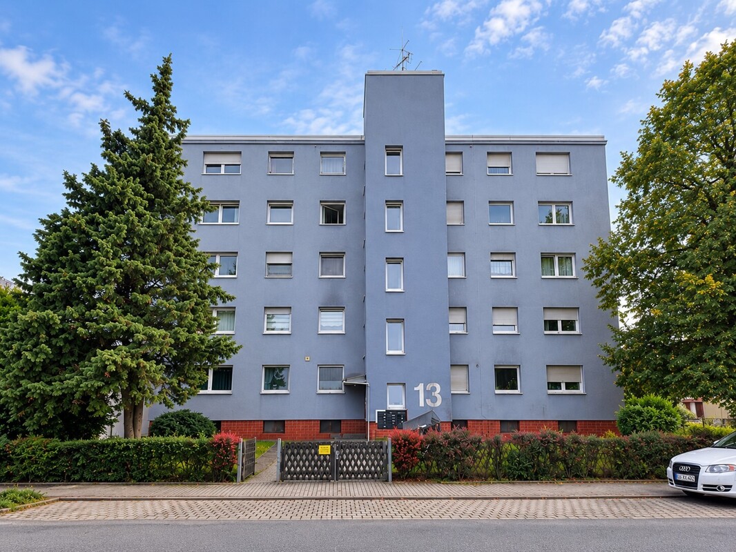2-Zimmer-Wohnung mit Balkon und eigenständiger Garage – Bild 1