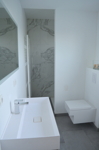 Badezimmer mit großer Dusche