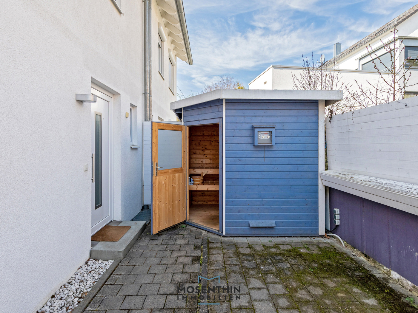 Hauseingang und Sauna