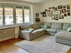großzügiges Wohnzimmer