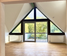 Hell und freundlich mit Balkon