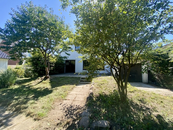 Haus mit Terrasse und Garage