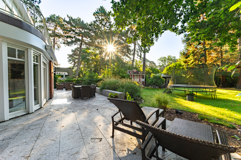 Großzügige Terrasse mit Zugang zum Wohnbereich