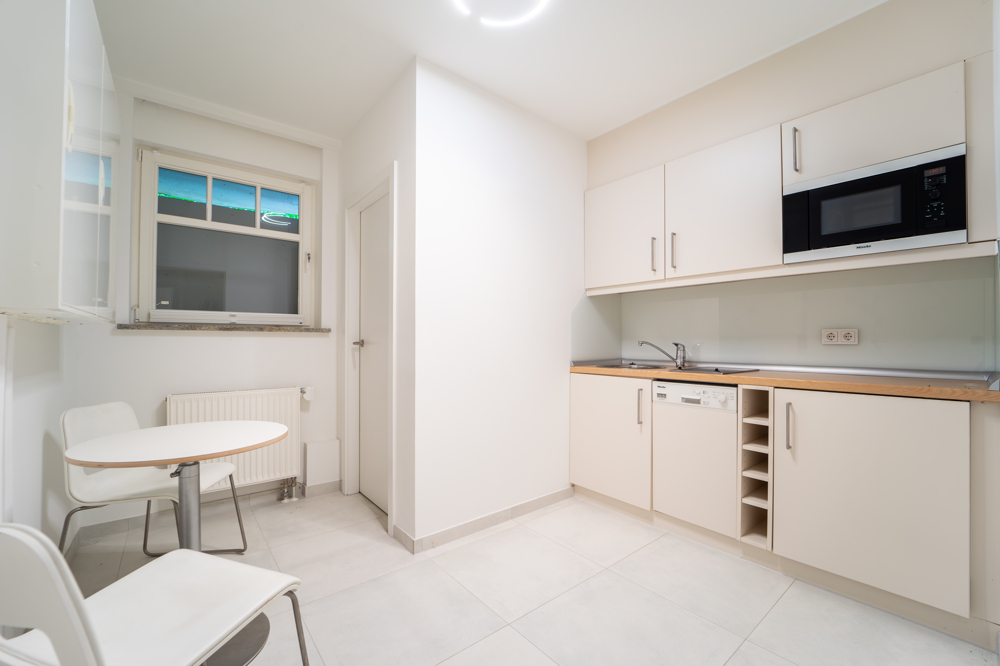 Moderne Einbauküche mit Sitzgelegenheit