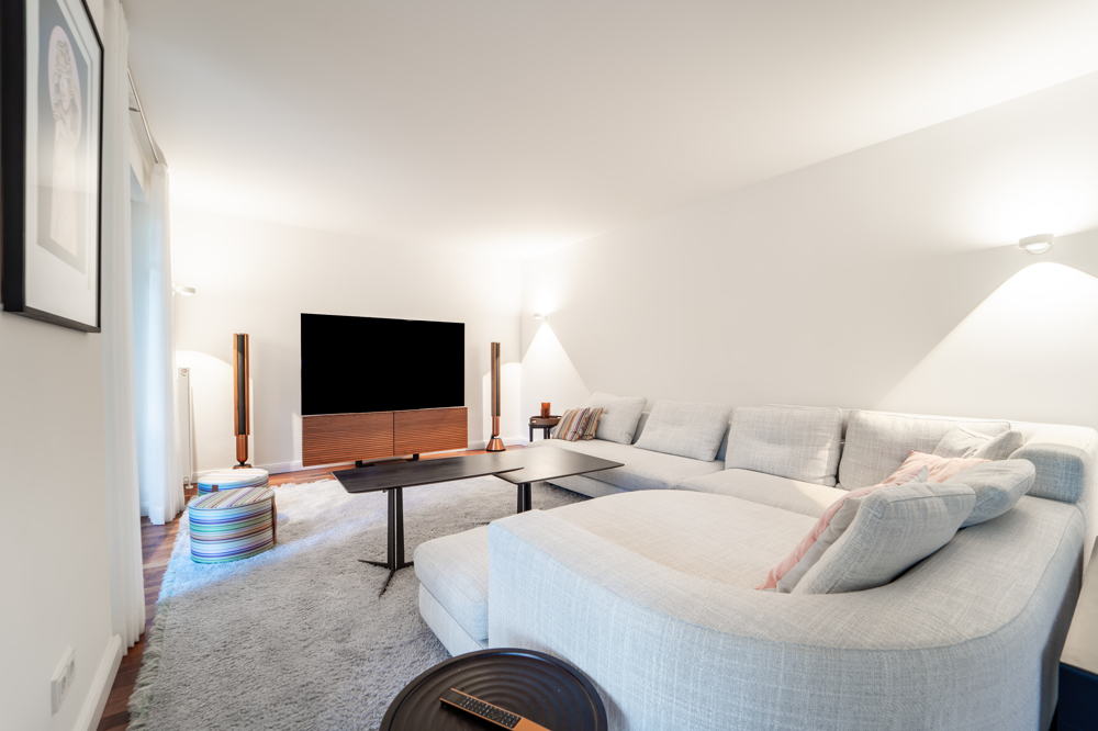 Lichtdurchflutetes Wohnzimmer und Ruheoase