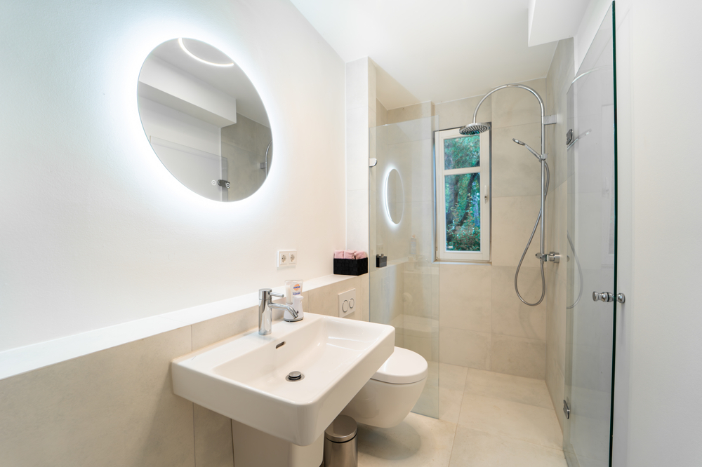 Gäste-Duschbad im Erdgeschoss der Einliegerwohnung