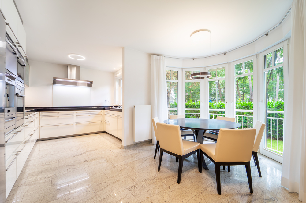 Moderne Küche mit bodentiefen Fenstern