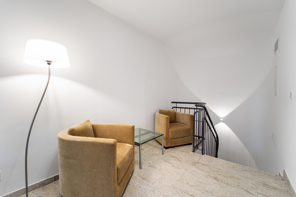 Stilvolles Entrée mit Blick auf die offene Treppe