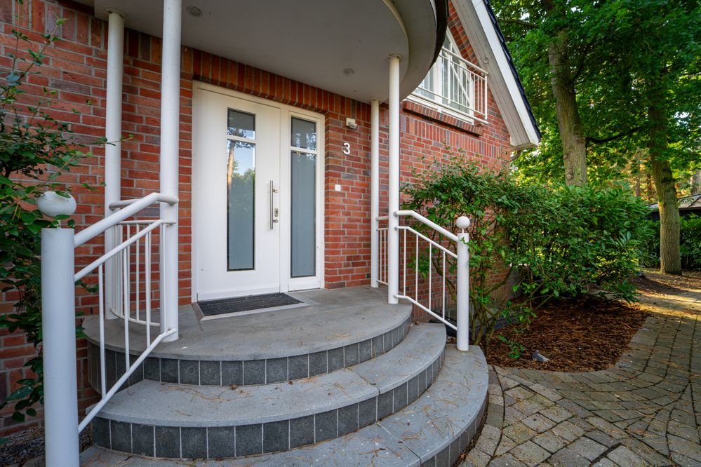 Repräsentativer Eingangsbereich der Einliegerwohnung