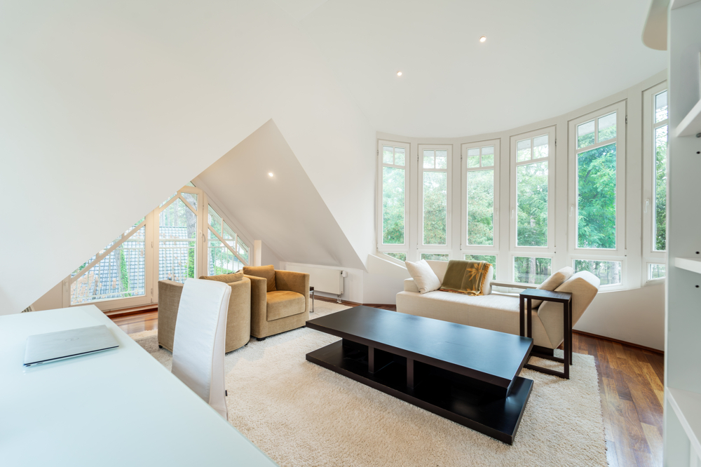 Galeriegeschoss mit Ausblick und Lichteinfall