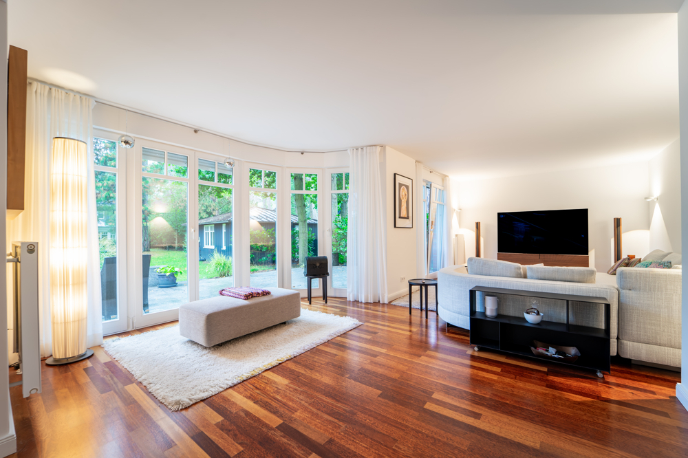 Großzügiger Wohnbereich mit Blick in den Garten