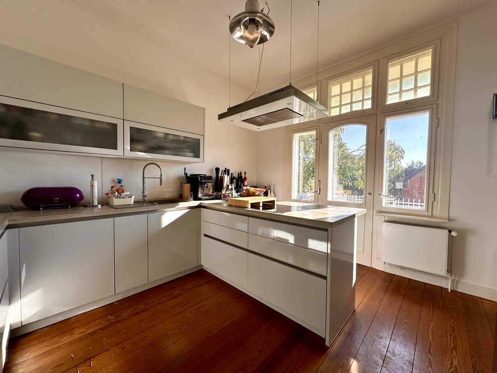 Große Küche mit schönem Ausblick