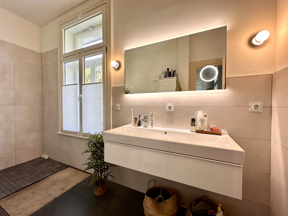 Modernes Duschbad im OG