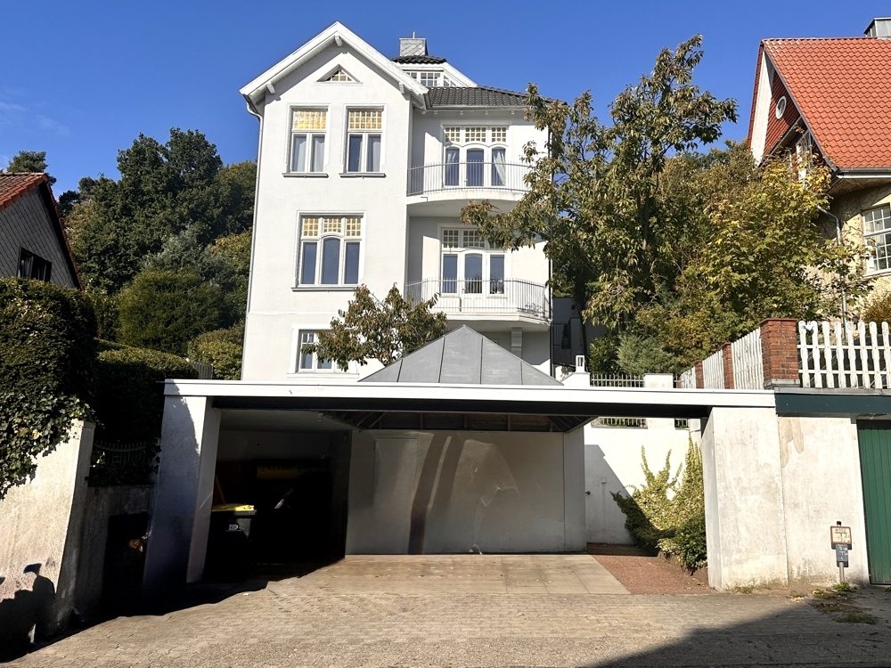 Straßenansicht der Altbauvilla