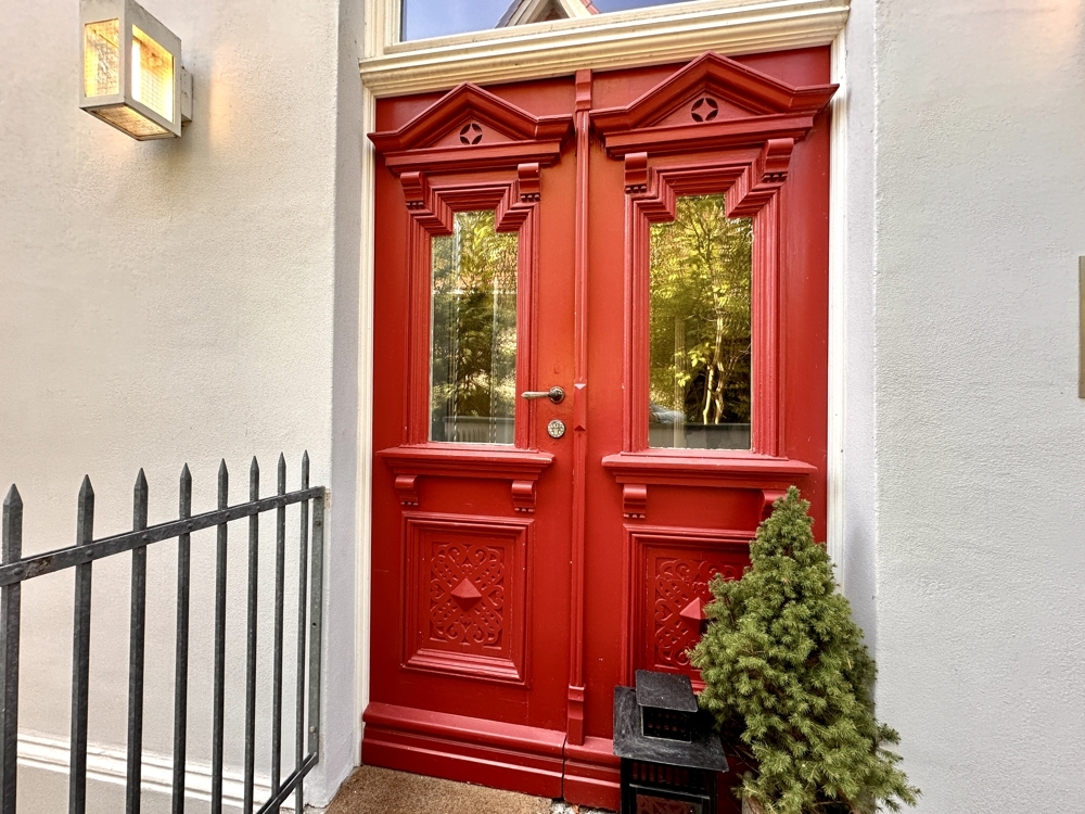 Mondäne Haustür im edlem Rot