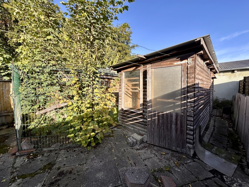 Ehemaliger Hühnerauslauf und Stall