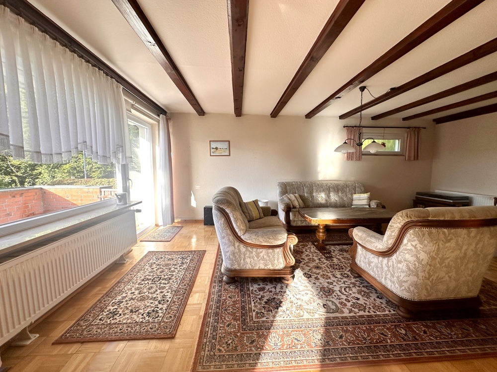 Wohnzimmer mit Balkonzugang