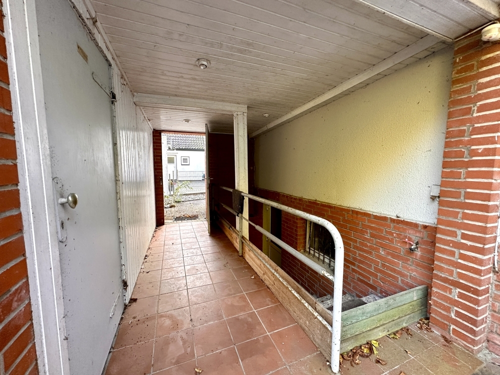 Durchgang nach Vorne und Außenzugang Keller