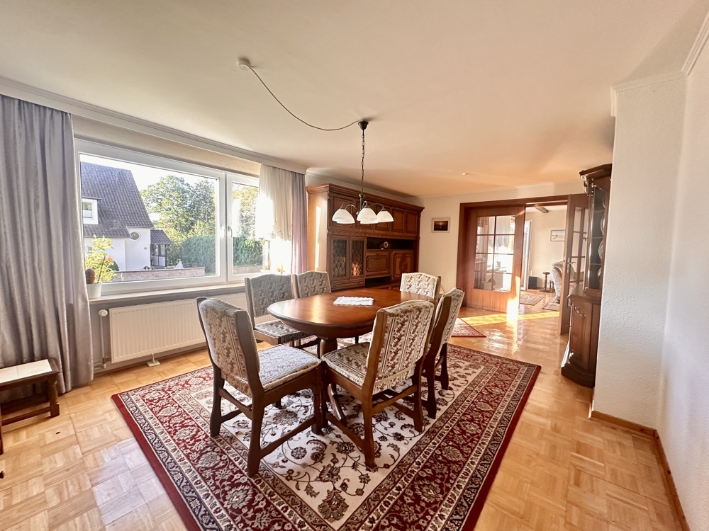 Großes, helles Esszimmer